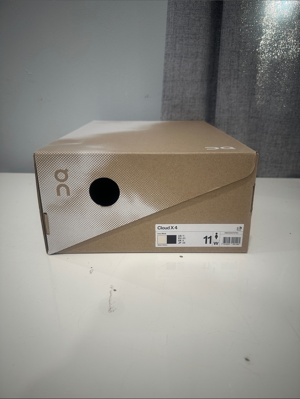 On Cloud empty shoe box. Size 11 women.